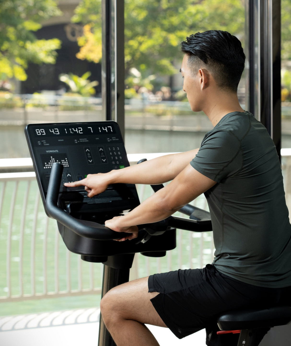 Life Fitness Club Series + Upright Bike w/ SL Console - Black Life Fitness Bike; Upright CSC-DSL-BLKLM_4